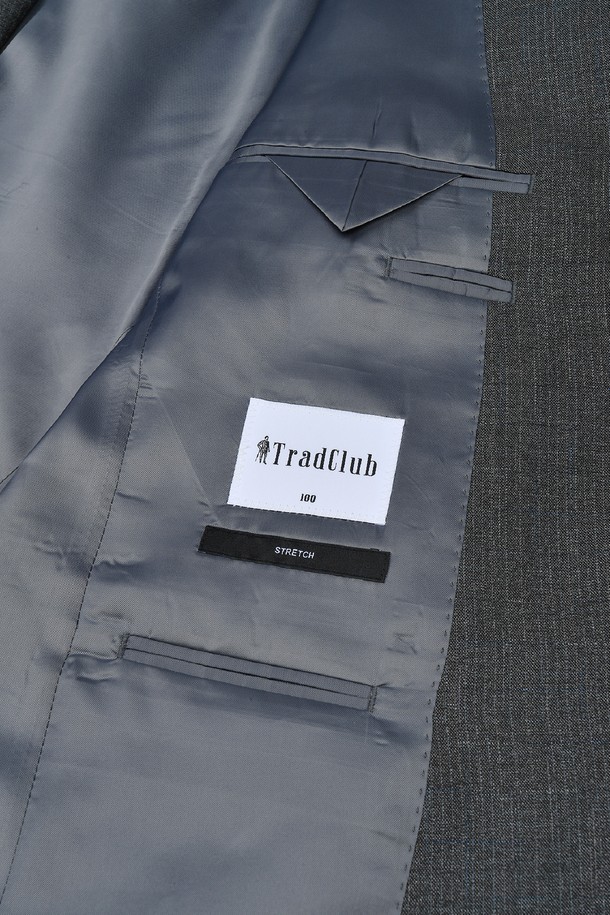 트래드클럽 캔터베리 클래식 레귤러 셋업 수트 (3컬러)는 남성을 위한 포멀하고 클래식한 스타일의 정장 수트입니다. 블랙, 네이비, 그레이 3가지 색상으로 제공되며, 봄, 가을, 겨울 계절에 착용하기 좋습니다. 폴리에스테르 소재로 제작되어 구김이 적고 관리가 용이하며, 부드러운 촉감을 선사합니다. 레귤러핏 싱글버튼 디자인으로, 오피스룩, 비즈니스 캐주얼, 출근룩 등 다양한 TPO에 활용 가능합니다.
