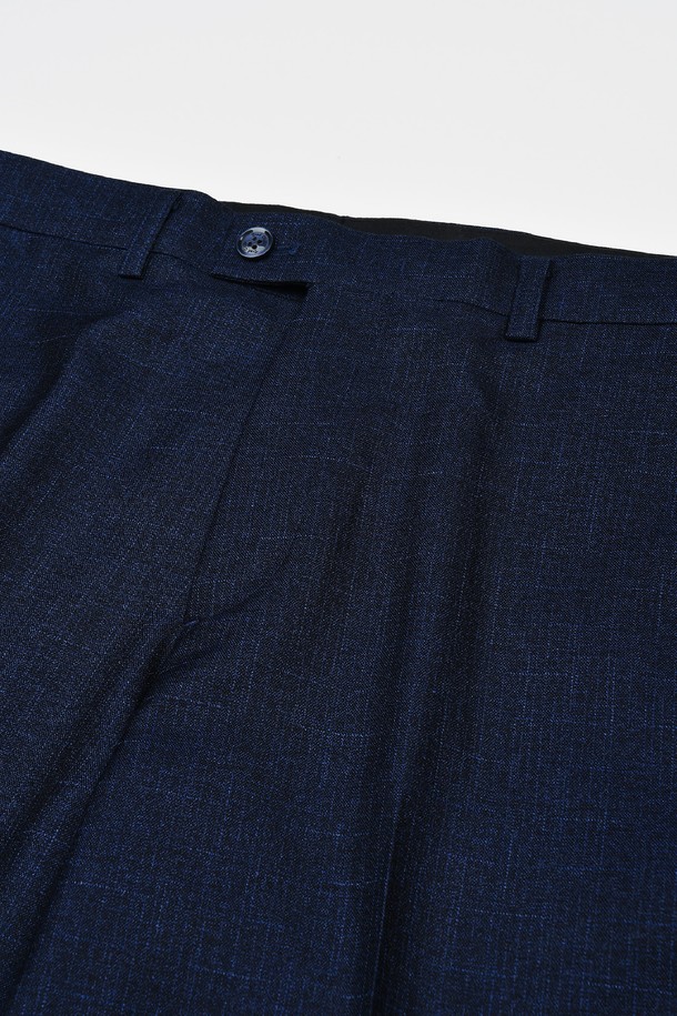 트래드클럽 캔터베리 클래식 레귤러 셋업 수트 (3컬러)는 남성 고객을 위한 포멀한 정장 수트로, 클래식하고 미니멀한 스타일을 연출합니다. 네이비, 블랙, 그레이 3가지 색상으로 출시되어, 오피스룩, 출근룩, 모임룩 등 다양한 TPO에 활용 가능합니다. 레귤러핏에 싱글 버튼 여밈, 긴 소매 기장으로 디자인되었으며, 구김이 적고 관리가 용이한 폴리에스터 소재를 사용하여 편안한 착용감을 제공합니다. 사계절 모두 착용 가능하며, 신축성이 있어 활동성을 높였습니다.
