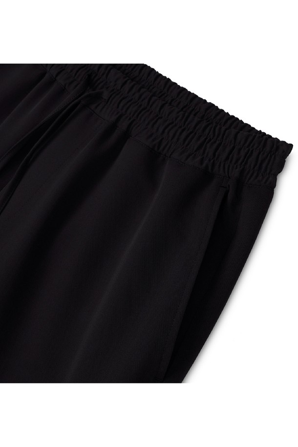 유니섹스 밴딩 세미와이드 슬랙스는 베이직하고 캐주얼한 스타일의 남녀 공용 슬랙스입니다. 봄, 가을에 적합하며, 일상복과 비즈니스 캐주얼, 출근룩에 모두 잘 어울립니다. 부드러운 폴리에스테르 소재로 제작되어 편안한 착용감을 선사하며, 레귤러 핏에 밴딩 처리로 활동성을 더했습니다. 세미와이드 실루엣으로 트렌디한 스타일을 연출하며, 블랙 컬러의 무지 디자인으로 다양한 상의와 손쉽게 매치할 수 있습니다.
