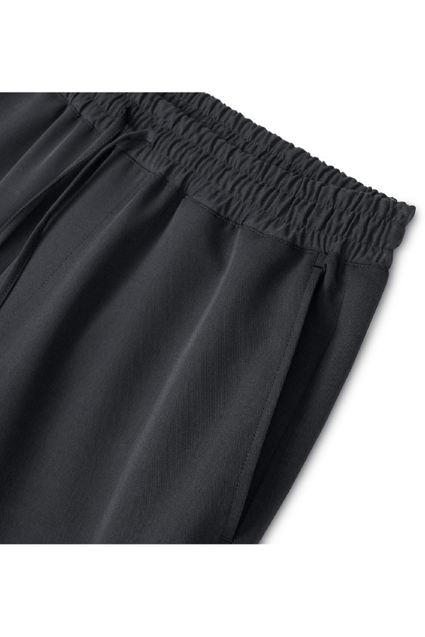 유니섹스 밴딩 세미와이드 슬랙스는 베이직하고 캐주얼한 스타일의 데일리 웨어로, 출근룩과 비즈니스 캐주얼에 활용하기 좋습니다. 봄, 여름, 가을 시즌에 적합하며, 얇고 부드러운 폴리에스테르 소재로 제작되어 편안한 착용감을 선사합니다. 루즈핏 세미와이드 핏으로 트렌디한 스타일을 연출하며, 밴딩 처리로 활동성을 높였습니다. 무지 디자인의 그레이 컬러로 다양한 상의와 쉽게 매치하여 미니멀하고 클래식한 룩을 완성할 수 있습니다.
