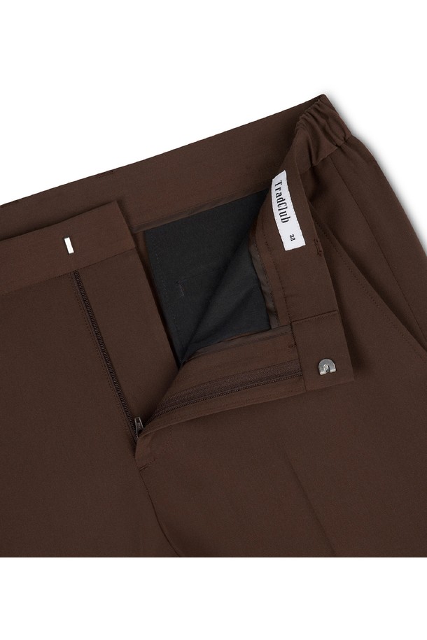 **사이드 밴딩 크롭 테이퍼드 슬랙스**는 남녀 모두 착용 가능한 슬랙스입니다. 브라운 컬러의 폴리에스터 소재로 제작되어 부드러운 촉감을 선사하며, 봄, 가을에 적합합니다. 베이직하고 미니멀한 스타일로, 출근룩과 비즈니스 캐주얼에 활용하기 좋습니다. 크롭 기장의 테이퍼드 핏으로 다리가 길어 보이는 효과를 주며, 사이드 밴딩 디테일로 편안함까지 더했습니다. 무지 패턴의 얇은 두께로, 다양한 상의와 매치하여 미니멀, 클래식, 캐주얼 스타일을 연출할 수 있습니다.
