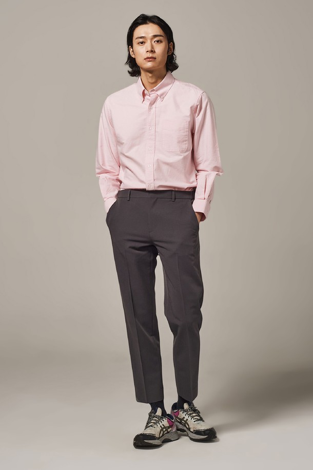 세련된 스타일을 완성하는 남성용 사이드 밴딩 크롭 테이퍼드 슬랙스입니다. 미니멀하고 베이직한 디자인으로 출근룩과 비즈니스 캐주얼에 적합하며, 다양한 스타일 연출이 가능합니다. 부드러운 촉감의 폴리에스테르 소재로 제작되어 봄, 여름, 가을 시즌에 시원하고 편안하게 착용할 수 있습니다. 슬림핏에 크롭 기장, 테이퍼드 핏으로 다리가 길어 보이는 효과를 선사합니다. 허리 사이드 밴딩 디테일로 활동성을 높였습니다.
