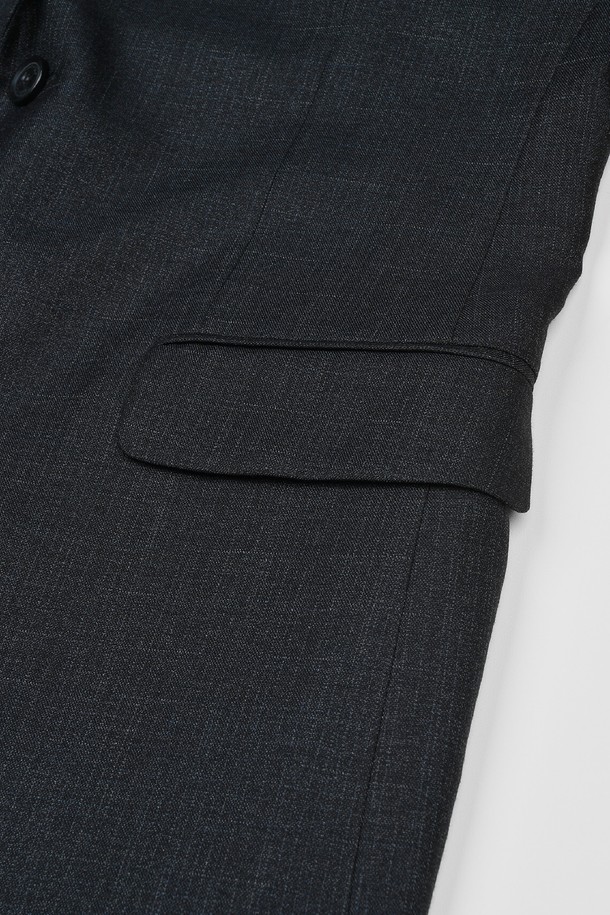 트래드클럽 캔터베리 클래식 레귤러 셋업 수트 (3컬러)는 남성 고객을 위한 포멀 및 비즈니스 스타일의 정장 수트입니다. 블랙, 네이비, 그레이 3가지 색상으로 출시되어, 오피스룩, 비즈니스 캐주얼, 출근룩 등 다양한 TPO에 활용 가능합니다. 레귤러핏 디자인에 싱글버튼 여밈 방식, 긴 소매 기장으로 클래식하고 미니멀한 스타일을 연출합니다. 폴리에스테르 소재로 제작되어 구김이 적고 관리가 용이하며, 신축성이 있어 편안한 착용감을 제공합니다. 사계절 모두 착용 가능한 두께감과 부드러운 촉감이 특징입니다.
