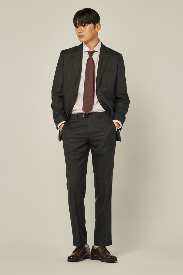 트래드클럽 캔터베리 클래식 레귤러 셋업 수트 (3컬러)는 남성을 위한 포멀하고 클래식한 스타일의 정장 수트입니다. 블랙, 네이비, 그레이 3가지 색상으로 제공되며, 봄, 가을, 겨울 계절에 착용하기 좋습니다. 폴리에스테르 소재로 제작되어 구김이 적고 관리가 용이하며, 부드러운 촉감을 선사합니다. 레귤러핏 싱글버튼 디자인으로, 오피스룩, 비즈니스 캐주얼, 출근룩 등 다양한 TPO에 활용 가능합니다.
