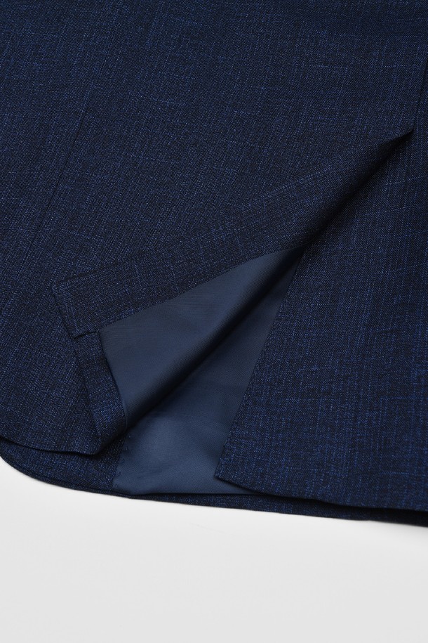 트래드클럽 캔터베리 클래식 레귤러 셋업 수트 (3컬러)는 남성 고객을 위한 포멀한 정장 수트로, 클래식하고 미니멀한 스타일을 연출합니다. 네이비, 블랙, 그레이 3가지 색상으로 출시되어, 오피스룩, 출근룩, 모임룩 등 다양한 TPO에 활용 가능합니다. 레귤러핏에 싱글 버튼 여밈, 긴 소매 기장으로 디자인되었으며, 구김이 적고 관리가 용이한 폴리에스터 소재를 사용하여 편안한 착용감을 제공합니다. 사계절 모두 착용 가능하며, 신축성이 있어 활동성을 높였습니다.
