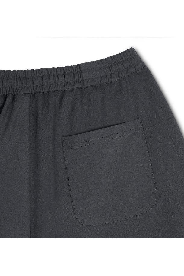 유니섹스 밴딩 세미와이드 슬랙스는 베이직하고 캐주얼한 스타일의 데일리 웨어로, 출근룩과 비즈니스 캐주얼에 활용하기 좋습니다. 봄, 여름, 가을 시즌에 적합하며, 얇고 부드러운 폴리에스테르 소재로 제작되어 편안한 착용감을 선사합니다. 루즈핏 세미와이드 핏으로 트렌디한 스타일을 연출하며, 밴딩 처리로 활동성을 높였습니다. 무지 디자인의 그레이 컬러로 다양한 상의와 쉽게 매치하여 미니멀하고 클래식한 룩을 완성할 수 있습니다.
