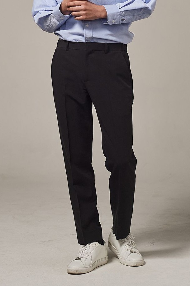 세련된 스타일을 완성하는 사이드 밴딩 크롭 테이퍼드 슬랙스입니다. 블랙 컬러의 폴리에스테르 소재로 제작되어 부드러운 촉감과 편안한 착용감을 선사합니다. 봄, 가을 시즌에 적합하며, 베이직하고 미니멀한 디자인으로 일상복은 물론 출근룩, 비즈니스 캐주얼에도 활용하기 좋습니다. 사이드 밴딩 디테일과 레귤러핏 테이퍼드 핏으로 스타일리시함을 더했으며, 크롭 기장으로 트렌디한 감각을 더했습니다. 미니멀, 클래식, 시크한 스타일을 즐기는 남녀 모두에게 추천합니다.
