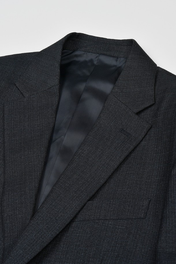 트래드클럽 캔터베리 클래식 레귤러 셋업 수트 (3컬러)는 남성 고객을 위한 포멀 및 비즈니스 스타일의 정장 수트입니다. 블랙, 네이비, 그레이 3가지 색상으로 출시되어, 오피스룩, 비즈니스 캐주얼, 출근룩 등 다양한 TPO에 활용 가능합니다. 레귤러핏 디자인에 싱글버튼 여밈 방식, 긴 소매 기장으로 클래식하고 미니멀한 스타일을 연출합니다. 폴리에스테르 소재로 제작되어 구김이 적고 관리가 용이하며, 신축성이 있어 편안한 착용감을 제공합니다. 사계절 모두 착용 가능한 두께감과 부드러운 촉감이 특징입니다.
