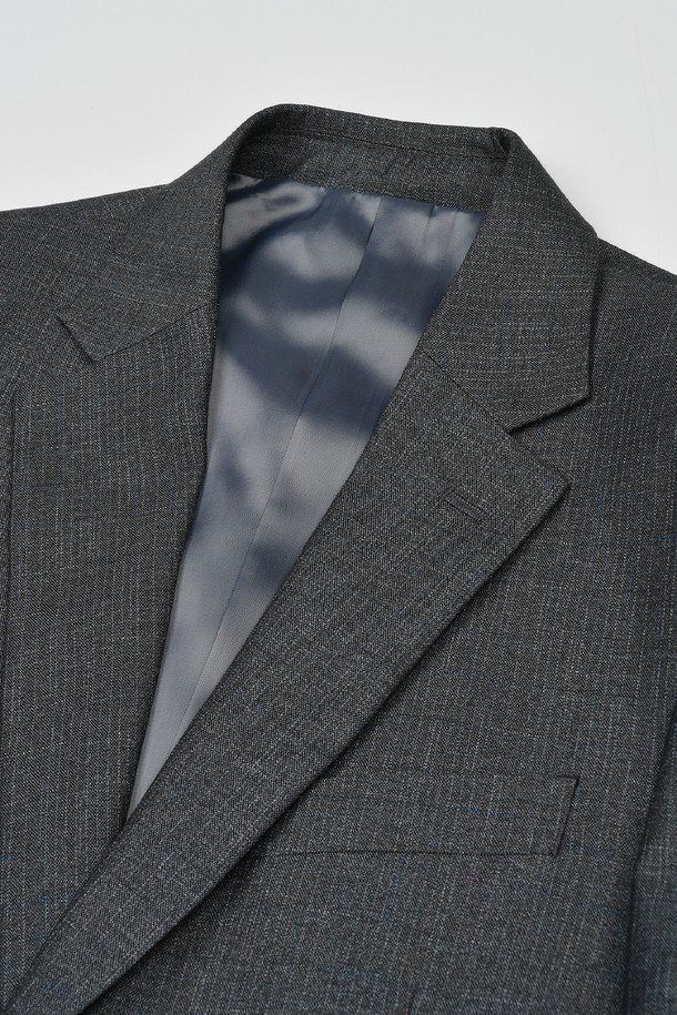 트래드클럽 캔터베리 클래식 레귤러 셋업 수트 (3컬러)는 남성을 위한 포멀하고 클래식한 스타일의 정장 수트입니다. 블랙, 네이비, 그레이 3가지 색상으로 제공되며, 봄, 가을, 겨울 계절에 착용하기 좋습니다. 폴리에스테르 소재로 제작되어 구김이 적고 관리가 용이하며, 부드러운 촉감을 선사합니다. 레귤러핏 싱글버튼 디자인으로, 오피스룩, 비즈니스 캐주얼, 출근룩 등 다양한 TPO에 활용 가능합니다.
