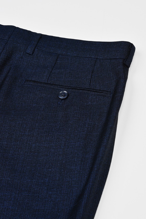 트래드클럽 캔터베리 클래식 레귤러 셋업 수트 (3컬러)는 남성 고객을 위한 포멀한 정장 수트로, 클래식하고 미니멀한 스타일을 연출합니다. 네이비, 블랙, 그레이 3가지 색상으로 출시되어, 오피스룩, 출근룩, 모임룩 등 다양한 TPO에 활용 가능합니다. 레귤러핏에 싱글 버튼 여밈, 긴 소매 기장으로 디자인되었으며, 구김이 적고 관리가 용이한 폴리에스터 소재를 사용하여 편안한 착용감을 제공합니다. 사계절 모두 착용 가능하며, 신축성이 있어 활동성을 높였습니다.
