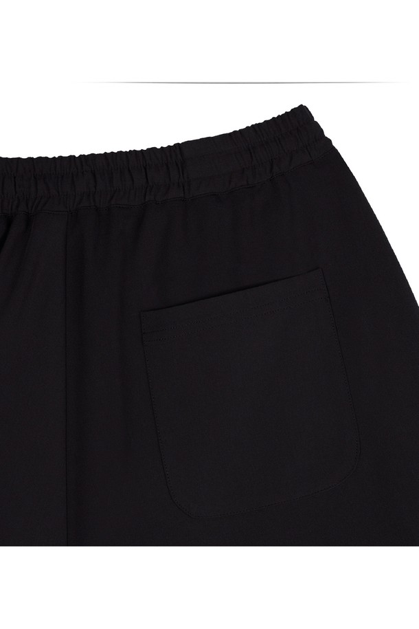 유니섹스 밴딩 세미와이드 슬랙스는 베이직하고 캐주얼한 스타일의 남녀 공용 슬랙스입니다. 봄, 가을에 적합하며, 일상복과 비즈니스 캐주얼, 출근룩에 모두 잘 어울립니다. 부드러운 폴리에스테르 소재로 제작되어 편안한 착용감을 선사하며, 레귤러 핏에 밴딩 처리로 활동성을 더했습니다. 세미와이드 실루엣으로 트렌디한 스타일을 연출하며, 블랙 컬러의 무지 디자인으로 다양한 상의와 손쉽게 매치할 수 있습니다.
