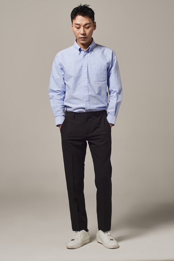 세련된 스타일을 완성하는 사이드 밴딩 크롭 테이퍼드 슬랙스입니다. 블랙 컬러의 폴리에스테르 소재로 제작되어 부드러운 촉감과 편안한 착용감을 선사합니다. 봄, 가을 시즌에 적합하며, 베이직하고 미니멀한 디자인으로 일상복은 물론 출근룩, 비즈니스 캐주얼에도 활용하기 좋습니다. 사이드 밴딩 디테일과 레귤러핏 테이퍼드 핏으로 스타일리시함을 더했으며, 크롭 기장으로 트렌디한 감각을 더했습니다. 미니멀, 클래식, 시크한 스타일을 즐기는 남녀 모두에게 추천합니다.
