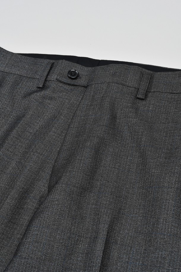 트래드클럽 캔터베리 클래식 레귤러 셋업 수트 (3컬러)는 남성을 위한 포멀하고 클래식한 스타일의 정장 수트입니다. 블랙, 네이비, 그레이 3가지 색상으로 제공되며, 봄, 가을, 겨울 계절에 착용하기 좋습니다. 폴리에스테르 소재로 제작되어 구김이 적고 관리가 용이하며, 부드러운 촉감을 선사합니다. 레귤러핏 싱글버튼 디자인으로, 오피스룩, 비즈니스 캐주얼, 출근룩 등 다양한 TPO에 활용 가능합니다.
