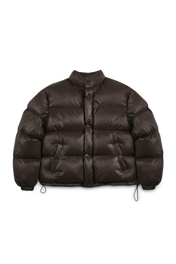 **윈드미어 투웨이 푸퍼 패딩 재킷**은 추운 겨울에도 따뜻하고 스타일리시하게 연출할 수 있는 여성용 패딩 재킷입니다. 부드러운 나일론 소재와 두꺼운 두께감으로 뛰어난 보온성을 제공하며, 오버핏 크롭 디자인과 볼륨감 있는 실루엣이 캐주얼하면서도 트렌디한 무드를 선사합니다. 집콕룩, 산책룩 등 편안한 일상에 잘 어울리며, 미니멀한 스타일을 즐기는 분들께 추천합니다. 브라운, 다크브라운 두 가지 컬러로 출시되었으며, 투웨이 지퍼 디테일로 실용성을 더했습니다. 긴 소매 기장과 무지 패턴으로 어떤 옷에도 쉽게 매치할 수 있습니다.
