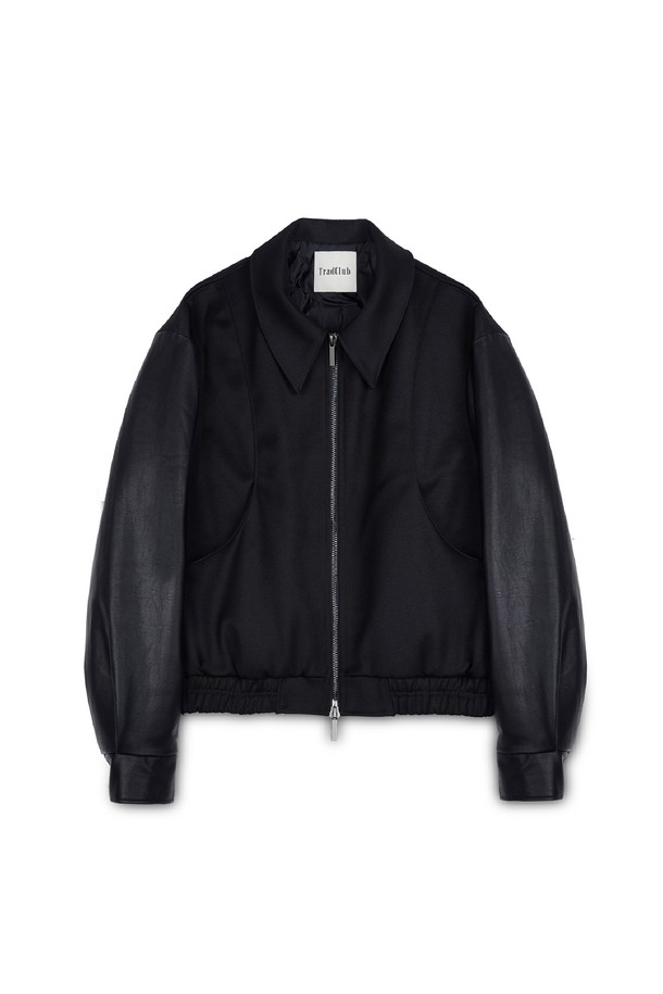 에든버러 커브드 레더 블루종은 남성용 아우터로, 클래식하고 미니멀한 스타일을 추구하는 분들을 위한 블랙 컬러의 가죽 블루종입니다. 봄, 가을에 적합하며, 뻣뻣한 촉감과 두꺼운 두께감이 특징입니다. 레귤러핏으로 제작되었으며, 집업 여밈 방식과 소매 립 디테일, 칼라 디자인이 돋보입니다. 데이트룩, 모임룩, 비즈니스 캐주얼에 활용하기 좋으며, 시크한 매력을 더해줍니다.
