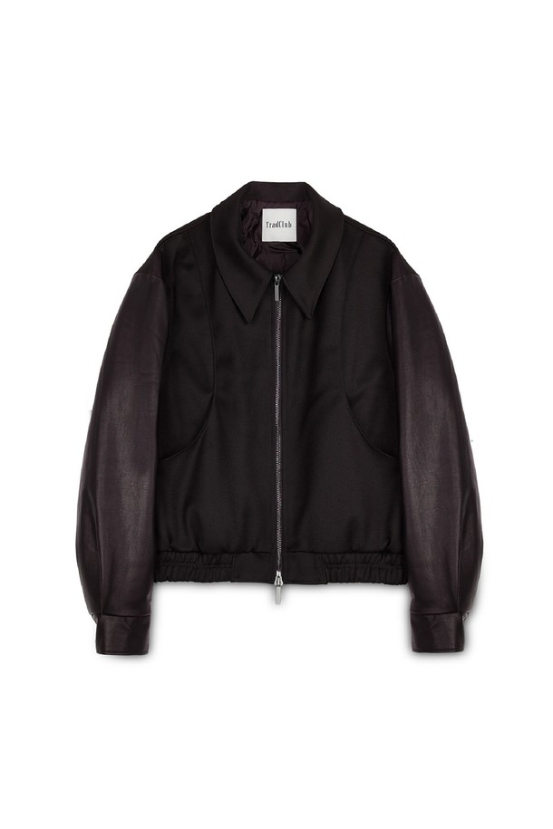 에든버러 커브드 레더 블루종은 클래식한 무드를 선호하는 여성 고객을 위한 아우터입니다. 블랙 컬러의 가죽 소재, 크롭 기장과 레귤러핏으로 제작되어 시크하고 미니멀한 스타일을 연출합니다. 봄, 가을에 착용하기 좋으며, 집업 방식으로 간편하게 여밀 수 있습니다. 특히 퍼프 소매 디테일이 여성스러운 포인트를 더해 데이트룩, 모임룩에 적합합니다.
