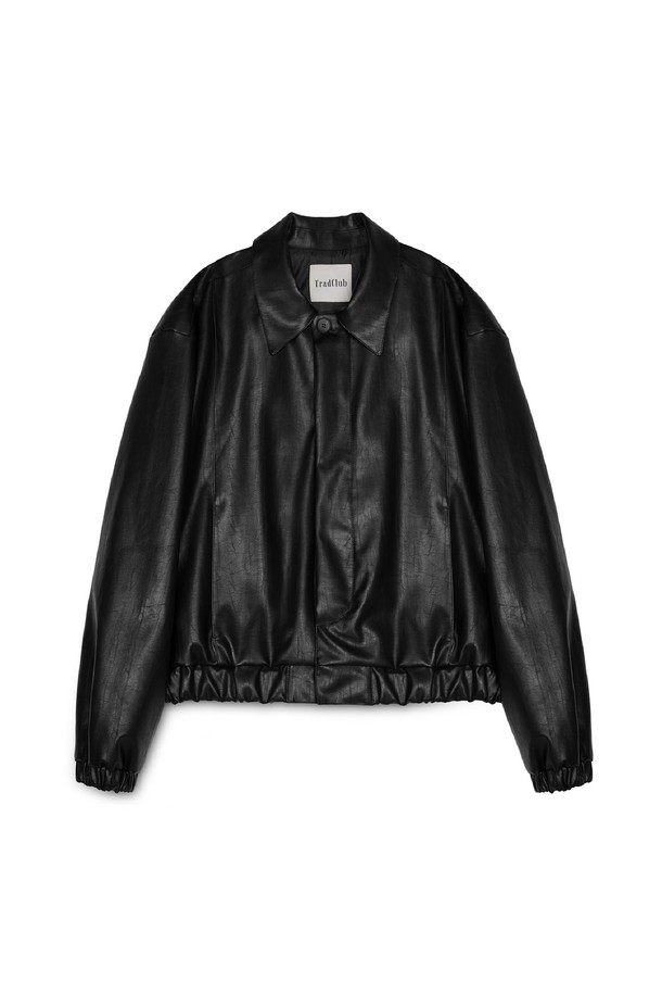 하이드 히든버튼 레더 블루종은 남성용 아우터로, 봄, 가을에 착용하기 좋습니다. 블랙 컬러의 무지 디자인으로 캐주얼, 미니멀, 시크한 스타일을 연출할 수 있습니다. 히든 버튼 여밈 방식과 레귤러핏으로 깔끔한 실루엣을 자랑하며, 부드러운 촉감의 레더(합성가죽) 소재로 제작되었습니다. 밑단 밴딩 디테일이 있으며, 데이트룩이나 모임룩에 활용하기 좋습니다. 긴소매 기장의 레귤러 기장 블루종입니다.
