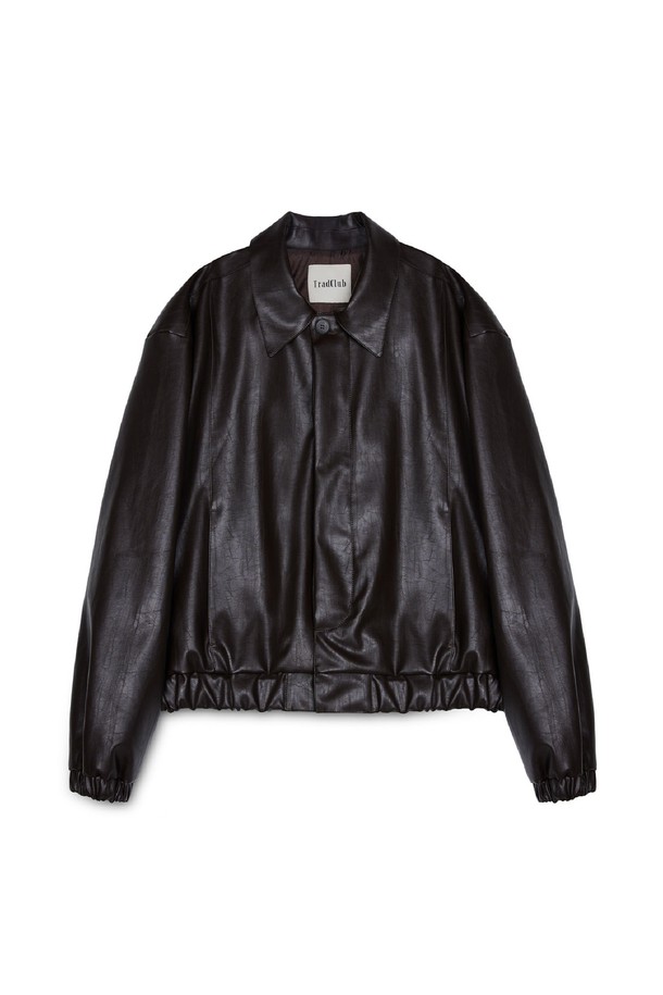 세련된 스타일을 연출하는 하이드 히든버튼 레더 블루종입니다. 부드러운 촉감의 합성가죽 소재로 제작되어 편안한 착용감을 선사하며, 봄, 가을 간절기에 활용하기 좋습니다. 캐주얼한 무드의 블랙 컬러 무지 디자인에 크롭 기장과 히든 버튼 디테일이 더해져 트렌디함을 더했습니다. 레귤러핏으로 제작되어 어떤 스타일에도 잘 어울리며, 일상에서 폭넓게 활용할 수 있습니다. 여성스러운 매력을 강조하는 미니멀한 스타일을 완성해보세요.
