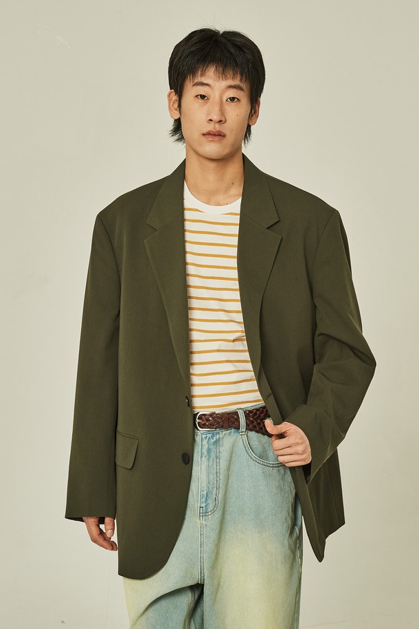 치스윅 빅 오버 블레이저는 남성용 아우터로, 봄, 가을에 착용하기 좋은 두꺼운 두께감의 블레이저입니다. 카키와 올리브 두 가지 색상으로 출시되었으며, 캐주얼, 클래식, 미니멀 스타일을 모두 아우르는 디자인입니다. 오버핏 실루엣과 싱글 버튼 여밈 방식이 특징이며, 출근룩, 비즈니스 캐주얼, 모임룩 등 다양한 TPO에 활용할 수 있습니다. 긴 소매 기장과 무지 패턴으로 깔끔한 느낌을 줍니다. 
