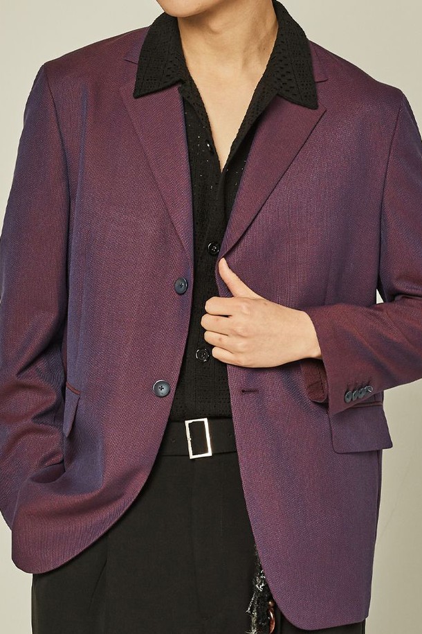 세련된 스타일을 완성하는 캠던 투톤 오버 블레이저입니다. 여성 의류로, 봄, 가을에 어울리는 보통 두께감의 블레이저입니다. 부드러운 촉감의 폴리에스테르 소재로 제작되었으며, 클래식과 모던 무드를 동시에 연출합니다. 오버핏, 싱글 버튼 여밈, 투톤 배색과 카라 디테일이 특징이며, 오피스룩, 비즈니스 캐주얼, 모임룩 등 다양한 TPO에 활용할 수 있습니다. 미니멀, 시크 스타일을 선호하는 분들께 추천합니다.
