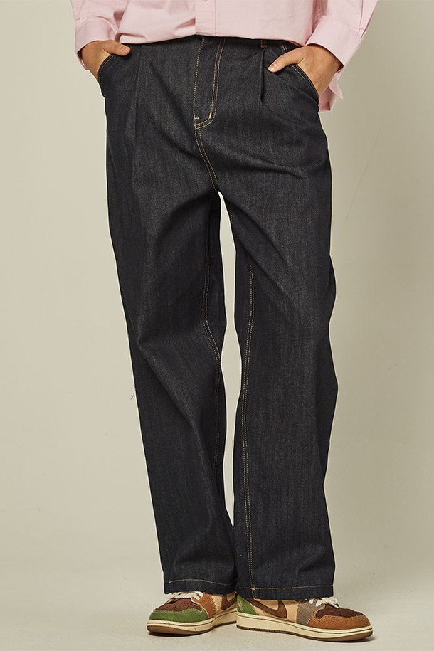 네이비, 진청 컬러의 탭로우 원턱 데님 와이드 팬츠입니다. 봄, 가을에 어울리는 긴 기장의 데님 팬츠로, 캐주얼 및 베이직 스타일을 연출하기 좋습니다. 뻣뻣한 촉감의 데님 소재로 제작되었으며, 넉넉한 루즈핏으로 편안한 착용감을 선사합니다. 허리 부분에 원턱 디테일이 있어, 클래식하고 미니멀한 무드를 더합니다. 일상복으로 활용하기 좋은 데님 팬츠입니다.
