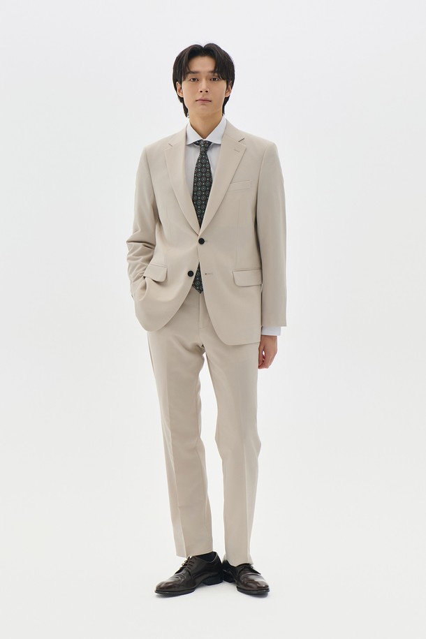 트래드클럽 캔터베리 106 레귤러 셋업 수트 (6COLORS)는 남성 고객을 위한 포멀하고 클래식한 스타일의 정장 수트입니다. 울 소재로 제작되어 부드러운 촉감을 선사하며, 봄, 가을, 겨울 세 계절에 걸쳐 착용하기 좋습니다. 싱글 버튼에 레귤러 핏으로 제작되어 깔끔하고 세련된 실루엣을 연출합니다. 베이지, 블랙, 네이비, 그레이, 브라운, 화이트 6가지 다채로운 컬러 옵션으로 오피스룩, 비즈니스 캐주얼, 출근룩 등 다양한 TPO에 활용할 수 있습니다. 무지 디자인으로 미니멀한 스타일을 선호하는 분들께 추천합니다.
