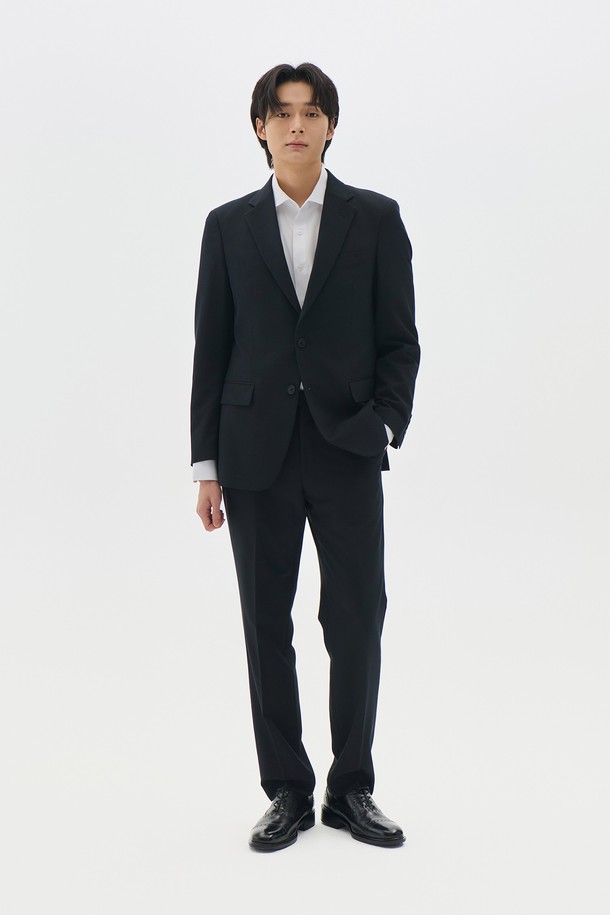 트래드클럽 캔터베리 106 레귤러 셋업 수트 (6가지 컬러)는 남성 고객을 위한 포멀하고 클래식한 스타일의 정장 수트입니다. 울 소재로 제작되어 부드러운 촉감과 두꺼운 두께감으로 따뜻함을 제공하며, 봄, 가을, 겨울 계절에 적합합니다. 레귤러핏 싱글버튼 디자인으로, 일상, 비즈니스, 오피스룩, 비즈니스 캐주얼, 출근룩 등 다양한 TPO에 활용 가능합니다. 블랙, 네이비, 그레이, 브라운, 베이지, 차콜 6가지 컬러 옵션으로 제공됩니다. 미니멀한 디자인과 셋업 구성으로 세련된 스타일을 연출할 수 있습니다.
