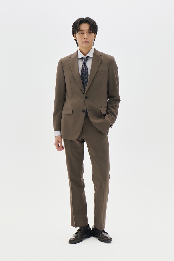 트래드클럽 캔터베리106 레귤러 셋업 수트 (6COLORS)는 부드러운 울 소재로 제작되어 편안한 착용감을 선사합니다. 남성용 정장 수트로, 봄, 가을, 겨울 세 계절 모두 활용 가능하며, 일상과 포멀한 자리 모두에 적합합니다. 클래식하고 포멀한 스타일의 무지 디자인에 레귤러핏으로 제작되었으며, 싱글 버튼 여밈 방식으로 깔끔함을 더했습니다. 오피스룩, 출근룩, 모임룩 등 다양한 TPO에 맞춰 미니멀하고 시크한 스타일을 연출할 수 있습니다. 브라운 컬러를 포함한 6가지 다채로운 색상으로 만나보세요.
