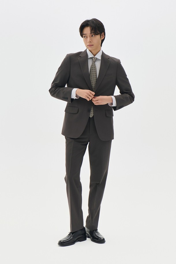 트래드클럽 캔터베리 106 레귤러 셋업 수트는 남성 고객을 위한 클래식하고 포멀한 스타일의 정장 수트입니다. 부드러운 촉감의 폴리에스테르와 울 혼방 소재로 제작되었으며, 봄, 가을, 겨울 세 계절에 걸쳐 착용 가능합니다. 6가지 다채로운 컬러(블랙, 그레이, 네이비, 브라운, 베이지, 차콜)로 출시되어 폭넓은 선택지를 제공합니다. 셋업 구성으로 오피스룩, 비즈니스 캐주얼, 출근룩 등 다양한 TPO에 활용 가능하며, 레귤러 핏과 싱글 버튼 여밈으로 깔끔한 실루엣을 연출합니다. 무지 디자인으로 미니멀하고 세련된 분위기를 자아냅니다.
