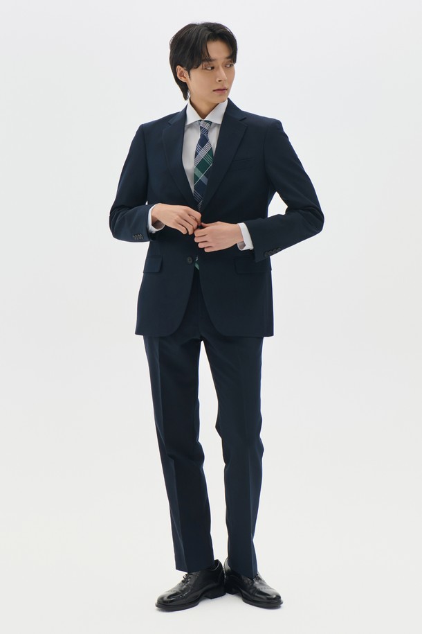 트래드클럽 캔터베리 106 레귤러 셋업 수트는 남성 고객을 위한 포멀한 스타일의 정장 수트입니다. 울 소재로 제작되어 부드러운 촉감과 보통 두께감으로 봄, 가을, 겨울 시즌에 착용하기 좋습니다. 네이비, 블랙, 그레이, 브라운, 베이지, 차콜 등 6가지 다채로운 컬러 옵션을 제공하며, 싱글 버튼 여밈 방식과 레귤러 핏으로 클래식하고 미니멀한 디자인을 완성했습니다. 오피스룩, 비즈니스 캐주얼, 출근룩 등 다양한 TPO에 활용 가능하며, 셋업 구성으로 세련된 스타일을 연출할 수 있습니다.
