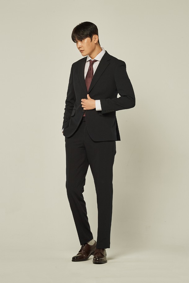 트래드클럽 캔터베리 104 슬림 셋업 수트 (4컬러)는 남성 고객을 위한 포멀 및 비즈니스 스타일의 수트입니다. 울 소재로 제작되어 부드러운 촉감을 선사하며, 사계절 착용이 가능합니다. 슬림핏 디자인에 싱글버튼 여밈 방식으로, 클래식하면서도 세련된 스타일을 연출합니다. 블랙 컬러를 포함한 4가지 색상으로 출시되어 오피스룩, 비즈니스 캐주얼, 출근룩 등 다양한 TPO에 활용 가능합니다. 미니멀하고 시크한 스타일을 선호하는 남성에게 적합한 아이템입니다.
