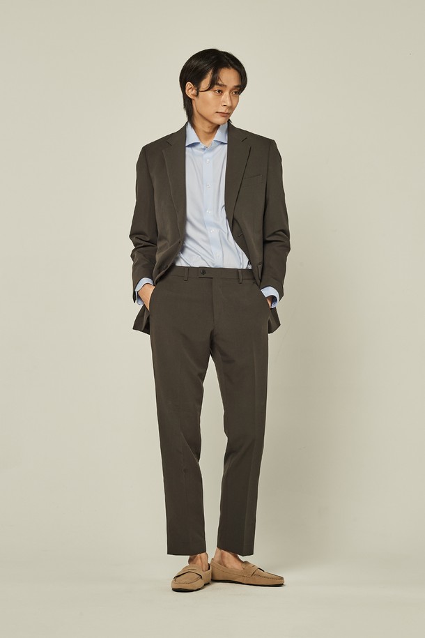 트래드클럽 캔터베리104 슬림 셋업 수트는 남성용 수트/셋업 제품으로, 포멀함과 일상에서의 활용성을 모두 만족합니다. 브라운, 그레이, 블랙, 네이비 4가지 색상으로 출시되어, 클래식하고 미니멀한 스타일을 연출하기 좋습니다. 울 소재로 제작되어 부드러운 촉감을 제공하며, 봄, 가을, 겨울 시즌에 착용하기 적합합니다. 슬림핏 싱글 버튼 디자인으로, 오피스룩, 비즈니스 캐주얼, 모임룩 등 다양한 TPO에 활용할 수 있습니다.
