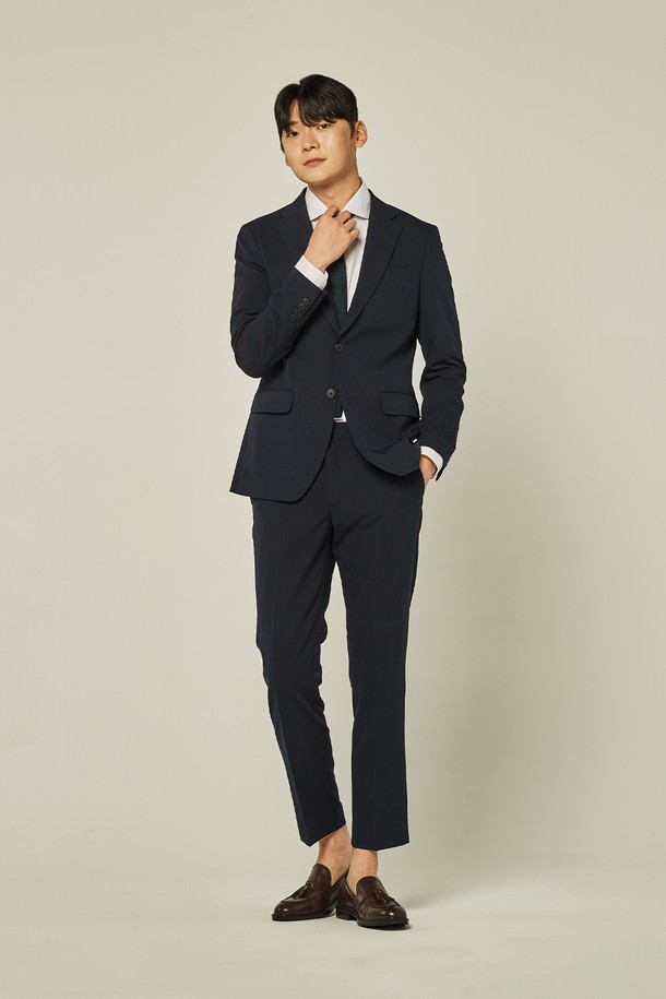 트래드클럽 캔터베리 104 슬림 셋업 수트 (4 COLORS)는 남성 고객을 위한 포멀 및 클래식 스타일의 수트입니다. 울 소재로 제작되어 부드러운 촉감을 선사하며, 봄, 가을, 겨울 계절에 착용하기 적합합니다. 슬림핏 디자인에 싱글 버튼 여밈 방식으로 세련됨을 더했으며, 네이비, 블랙, 그레이, 브라운 4가지 컬러로 출시되어 폭넓은 선택이 가능합니다. 오피스룩, 비즈니스 캐주얼, 출근룩 등 TPO에 맞춰 다양한 스타일 연출이 가능합니다.
