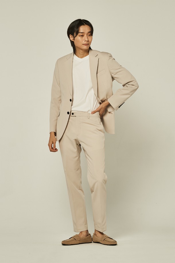 **[빅사이즈] 캔터베리104 슬림 셋업 수트 (4COLORS)**는 남성 고객을 위한 아우터 카테고리의 수트/셋업 제품입니다. 베이지, 블랙, 네이비, 그레이 4가지 색상으로 제공되며, 일상 및 포멀한 자리에 모두 활용 가능한 실용적인 아이템입니다. 봄, 가을, 겨울 계절에 적합하며, 클래식, 포멀, 미니멀 스타일을 지향합니다. 슬림핏에 폴리에스테르 소재로 제작되어 부드러운 촉감을 선사하며, 테일러드 코트 타입의 싱글 버튼 여밈 방식과 긴 소매 기장을 갖추었습니다. 오피스룩, 비즈니스 캐주얼, 모임룩 등 다양한 TPO에 활용 가능합니다.
