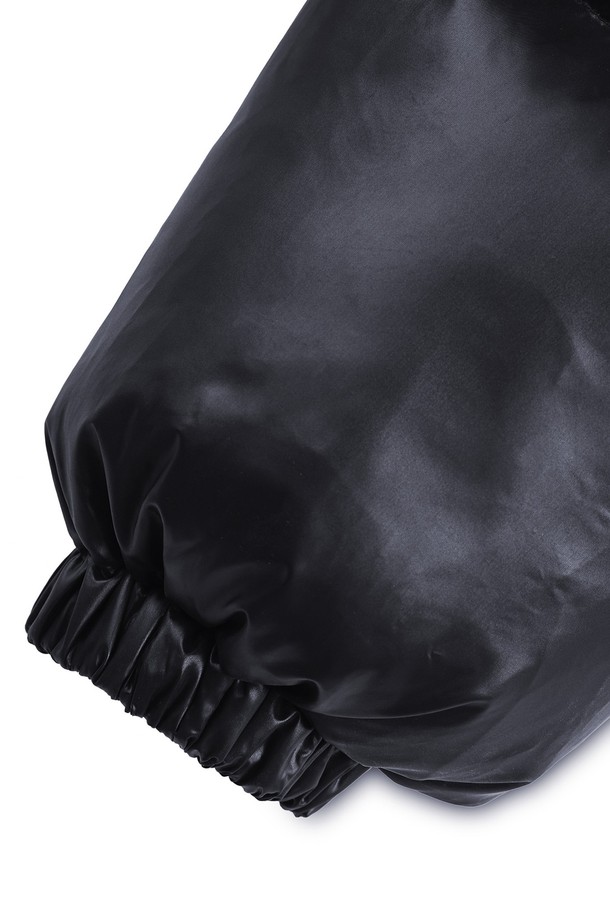 윈드미어 투웨이 푸퍼 패딩 재킷은 겨울철 일상에서 캐주얼하고 스포티한 스타일을 연출하기에 좋은 아이템입니다. 오버핏 디자인과 두꺼운 두께감으로 뛰어난 보온성을 제공하며, 부드러운 촉감의 나일론 소재를 사용하여 편안한 착용감을 선사합니다. 무지 디자인의 블랙 컬러로 어떤 스타일에도 쉽게 매치할 수 있으며, 긴 소매와 투웨이 지퍼 디테일이 실용성을 더합니다. 방풍 기능까지 갖춰 추운 날씨에도 든든하게 몸을 보호해 줍니다.
