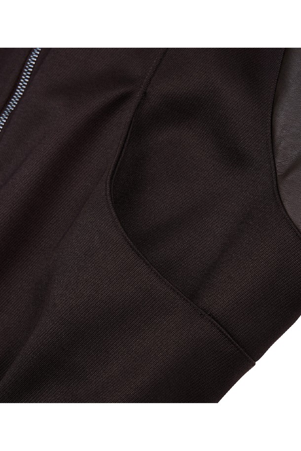 에든버러 커브드 레더 블루종은 클래식한 무드를 선호하는 여성 고객을 위한 아우터입니다. 블랙 컬러의 가죽 소재, 크롭 기장과 레귤러핏으로 제작되어 시크하고 미니멀한 스타일을 연출합니다. 봄, 가을에 착용하기 좋으며, 집업 방식으로 간편하게 여밀 수 있습니다. 특히 퍼프 소매 디테일이 여성스러운 포인트를 더해 데이트룩, 모임룩에 적합합니다.
