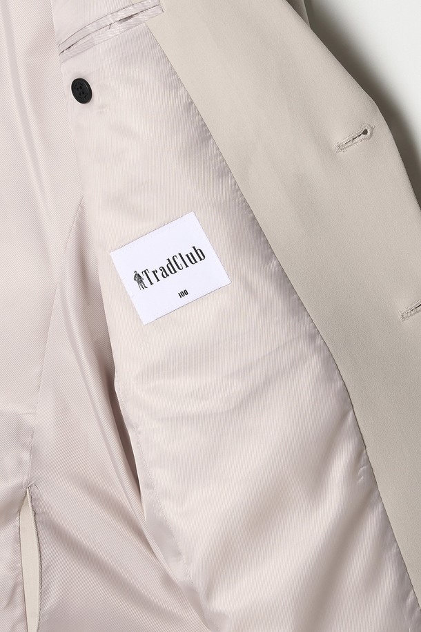 트래드클럽 캔터베리 106 레귤러 셋업 수트 (6COLORS)는 남성 고객을 위한 포멀하고 클래식한 스타일의 정장 수트입니다. 울 소재로 제작되어 부드러운 촉감을 선사하며, 봄, 가을, 겨울 세 계절에 걸쳐 착용하기 좋습니다. 싱글 버튼에 레귤러 핏으로 제작되어 깔끔하고 세련된 실루엣을 연출합니다. 베이지, 블랙, 네이비, 그레이, 브라운, 화이트 6가지 다채로운 컬러 옵션으로 오피스룩, 비즈니스 캐주얼, 출근룩 등 다양한 TPO에 활용할 수 있습니다. 무지 디자인으로 미니멀한 스타일을 선호하는 분들께 추천합니다.
