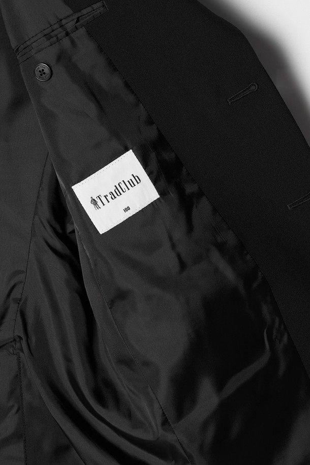 트래드클럽 캔터베리 106 레귤러 셋업 수트 (6가지 컬러)는 남성 고객을 위한 포멀하고 클래식한 스타일의 정장 수트입니다. 울 소재로 제작되어 부드러운 촉감과 두꺼운 두께감으로 따뜻함을 제공하며, 봄, 가을, 겨울 계절에 적합합니다. 레귤러핏 싱글버튼 디자인으로, 일상, 비즈니스, 오피스룩, 비즈니스 캐주얼, 출근룩 등 다양한 TPO에 활용 가능합니다. 블랙, 네이비, 그레이, 브라운, 베이지, 차콜 6가지 컬러 옵션으로 제공됩니다. 미니멀한 디자인과 셋업 구성으로 세련된 스타일을 연출할 수 있습니다.
