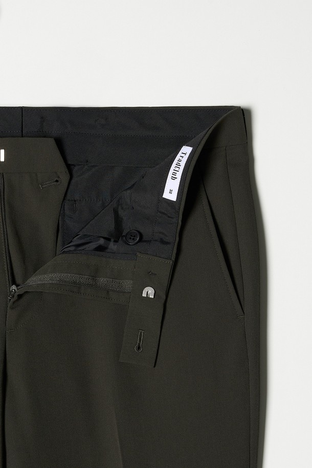 트래드클럽 캔터베리 106 레귤러 셋업 수트 (6가지 컬러)는 남성 고객을 위한 포멀, 클래식 스타일의 수트입니다. 울 소재에 두꺼운 두께감으로 봄, 가을, 겨울 착용에 적합하며, 카키 및 올리브 등 6가지 다채로운 색상으로 제공됩니다. 레귤러핏 싱글 버튼 디자인으로, 오피스룩, 비즈니스 캐주얼, 모임룩 등 TPO에 맞춰 미니멀하고 시크한 스타일을 연출할 수 있습니다. 상의는 레귤러 기장, 소매는 긴 소매로 제작된 셋업 수트입니다.
