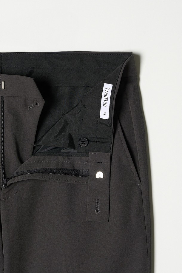 트래드클럽 캔터베리 106 레귤러 셋업 수트는 남성 고객을 위한 클래식하고 포멀한 스타일의 정장 수트입니다. 부드러운 촉감의 폴리에스테르와 울 혼방 소재로 제작되었으며, 봄, 가을, 겨울 세 계절에 걸쳐 착용 가능합니다. 6가지 다채로운 컬러(블랙, 그레이, 네이비, 브라운, 베이지, 차콜)로 출시되어 폭넓은 선택지를 제공합니다. 셋업 구성으로 오피스룩, 비즈니스 캐주얼, 출근룩 등 다양한 TPO에 활용 가능하며, 레귤러 핏과 싱글 버튼 여밈으로 깔끔한 실루엣을 연출합니다. 무지 디자인으로 미니멀하고 세련된 분위기를 자아냅니다.
