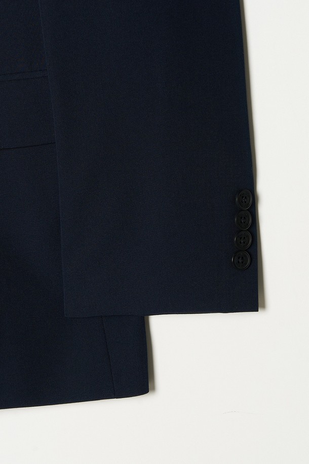 트래드클럽 캔터베리 106 레귤러 셋업 수트는 남성 고객을 위한 포멀한 스타일의 정장 수트입니다. 울 소재로 제작되어 부드러운 촉감과 보통 두께감으로 봄, 가을, 겨울 시즌에 착용하기 좋습니다. 네이비, 블랙, 그레이, 브라운, 베이지, 차콜 등 6가지 다채로운 컬러 옵션을 제공하며, 싱글 버튼 여밈 방식과 레귤러 핏으로 클래식하고 미니멀한 디자인을 완성했습니다. 오피스룩, 비즈니스 캐주얼, 출근룩 등 다양한 TPO에 활용 가능하며, 셋업 구성으로 세련된 스타일을 연출할 수 있습니다.
