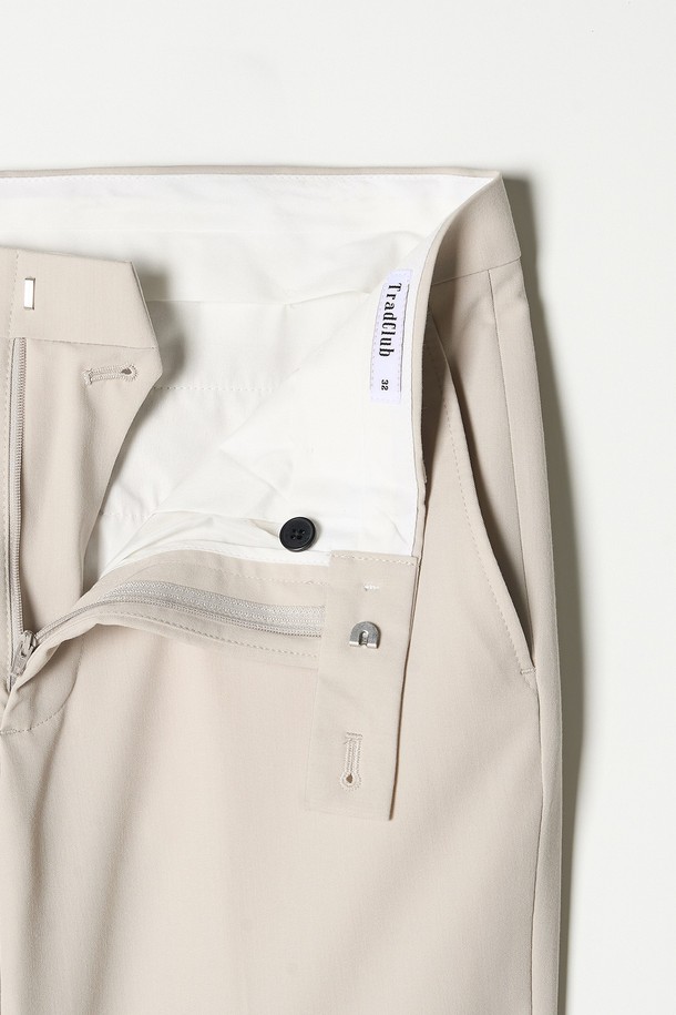 트래드클럽 캔터베리 106 레귤러 셋업 수트 (6COLORS)는 남성 고객을 위한 포멀하고 클래식한 스타일의 정장 수트입니다. 울 소재로 제작되어 부드러운 촉감을 선사하며, 봄, 가을, 겨울 세 계절에 걸쳐 착용하기 좋습니다. 싱글 버튼에 레귤러 핏으로 제작되어 깔끔하고 세련된 실루엣을 연출합니다. 베이지, 블랙, 네이비, 그레이, 브라운, 화이트 6가지 다채로운 컬러 옵션으로 오피스룩, 비즈니스 캐주얼, 출근룩 등 다양한 TPO에 활용할 수 있습니다. 무지 디자인으로 미니멀한 스타일을 선호하는 분들께 추천합니다.
