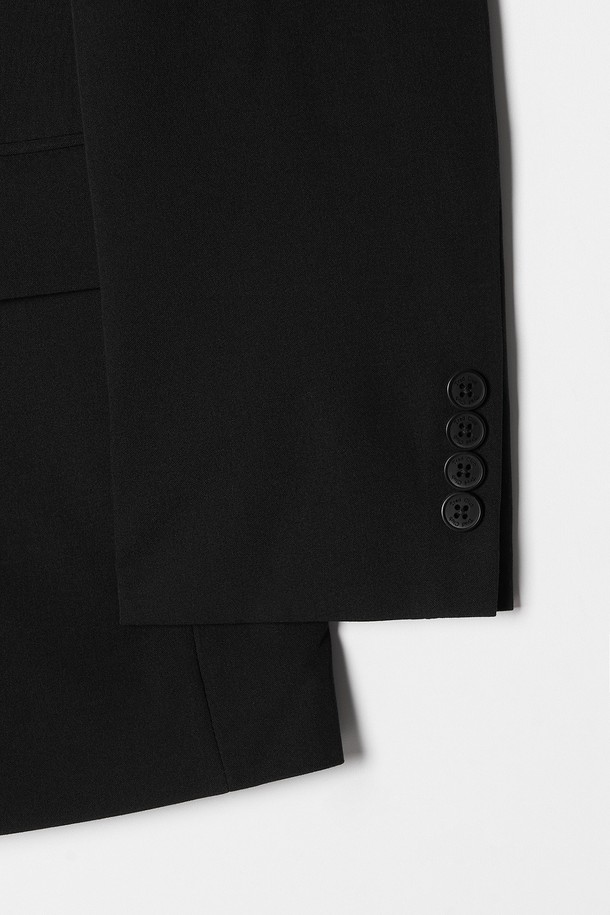 트래드클럽 캔터베리 106 레귤러 셋업 수트 (6가지 컬러)는 남성 고객을 위한 포멀하고 클래식한 스타일의 정장 수트입니다. 울 소재로 제작되어 부드러운 촉감과 두꺼운 두께감으로 따뜻함을 제공하며, 봄, 가을, 겨울 계절에 적합합니다. 레귤러핏 싱글버튼 디자인으로, 일상, 비즈니스, 오피스룩, 비즈니스 캐주얼, 출근룩 등 다양한 TPO에 활용 가능합니다. 블랙, 네이비, 그레이, 브라운, 베이지, 차콜 6가지 컬러 옵션으로 제공됩니다. 미니멀한 디자인과 셋업 구성으로 세련된 스타일을 연출할 수 있습니다.
