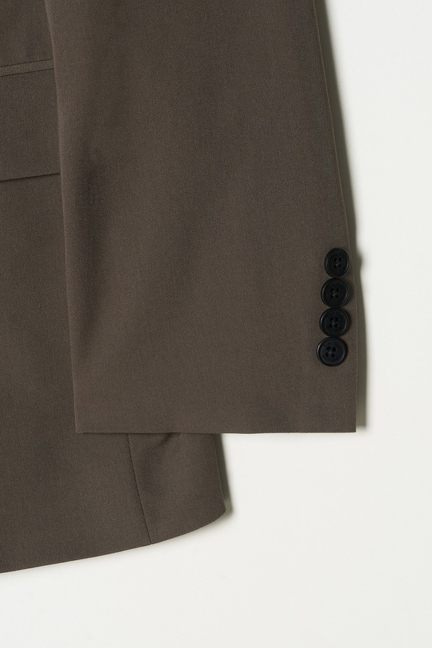 트래드클럽 캔터베리106 레귤러 셋업 수트 (6COLORS)는 부드러운 울 소재로 제작되어 편안한 착용감을 선사합니다. 남성용 정장 수트로, 봄, 가을, 겨울 세 계절 모두 활용 가능하며, 일상과 포멀한 자리 모두에 적합합니다. 클래식하고 포멀한 스타일의 무지 디자인에 레귤러핏으로 제작되었으며, 싱글 버튼 여밈 방식으로 깔끔함을 더했습니다. 오피스룩, 출근룩, 모임룩 등 다양한 TPO에 맞춰 미니멀하고 시크한 스타일을 연출할 수 있습니다. 브라운 컬러를 포함한 6가지 다채로운 색상으로 만나보세요.
