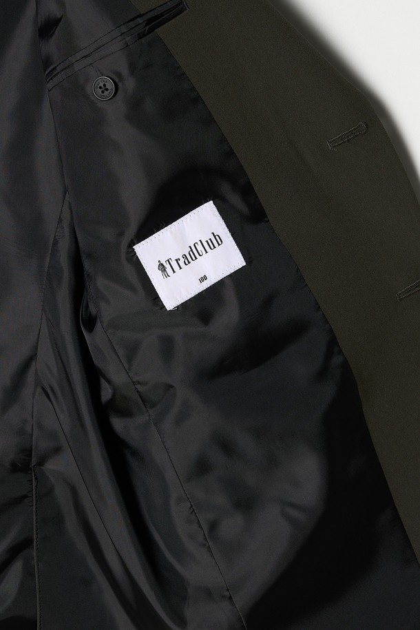 트래드클럽 캔터베리 106 레귤러 셋업 수트 (6가지 컬러)는 남성 고객을 위한 포멀, 클래식 스타일의 수트입니다. 울 소재에 두꺼운 두께감으로 봄, 가을, 겨울 착용에 적합하며, 카키 및 올리브 등 6가지 다채로운 색상으로 제공됩니다. 레귤러핏 싱글 버튼 디자인으로, 오피스룩, 비즈니스 캐주얼, 모임룩 등 TPO에 맞춰 미니멀하고 시크한 스타일을 연출할 수 있습니다. 상의는 레귤러 기장, 소매는 긴 소매로 제작된 셋업 수트입니다.
