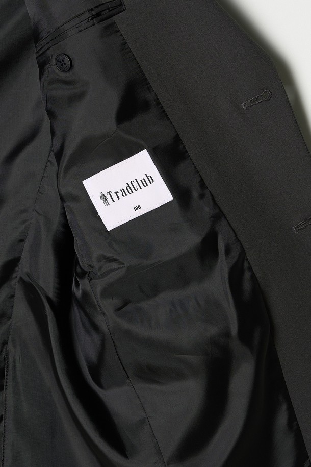 트래드클럽 캔터베리 106 레귤러 셋업 수트는 남성 고객을 위한 클래식하고 포멀한 스타일의 정장 수트입니다. 부드러운 촉감의 폴리에스테르와 울 혼방 소재로 제작되었으며, 봄, 가을, 겨울 세 계절에 걸쳐 착용 가능합니다. 6가지 다채로운 컬러(블랙, 그레이, 네이비, 브라운, 베이지, 차콜)로 출시되어 폭넓은 선택지를 제공합니다. 셋업 구성으로 오피스룩, 비즈니스 캐주얼, 출근룩 등 다양한 TPO에 활용 가능하며, 레귤러 핏과 싱글 버튼 여밈으로 깔끔한 실루엣을 연출합니다. 무지 디자인으로 미니멀하고 세련된 분위기를 자아냅니다.
