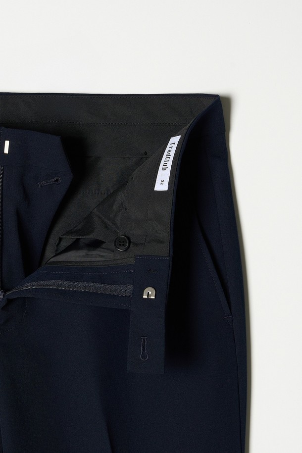 트래드클럽 캔터베리 106 레귤러 셋업 수트는 남성 고객을 위한 포멀한 스타일의 정장 수트입니다. 울 소재로 제작되어 부드러운 촉감과 보통 두께감으로 봄, 가을, 겨울 시즌에 착용하기 좋습니다. 네이비, 블랙, 그레이, 브라운, 베이지, 차콜 등 6가지 다채로운 컬러 옵션을 제공하며, 싱글 버튼 여밈 방식과 레귤러 핏으로 클래식하고 미니멀한 디자인을 완성했습니다. 오피스룩, 비즈니스 캐주얼, 출근룩 등 다양한 TPO에 활용 가능하며, 셋업 구성으로 세련된 스타일을 연출할 수 있습니다.
