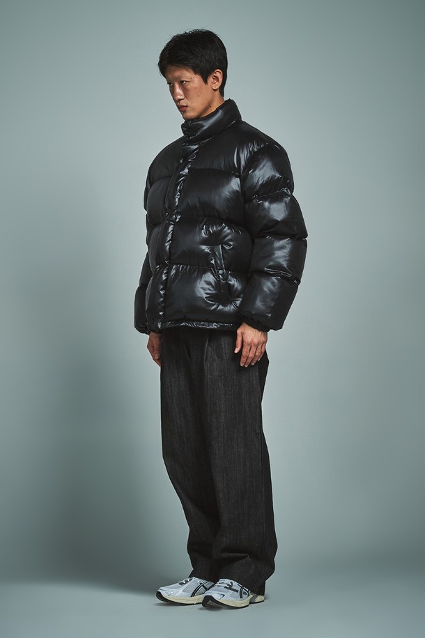 윈드미어 투웨이 푸퍼 패딩 재킷은 겨울철 일상에서 캐주얼하고 스포티한 스타일을 연출하기에 좋은 아이템입니다. 오버핏 디자인과 두꺼운 두께감으로 뛰어난 보온성을 제공하며, 부드러운 촉감의 나일론 소재를 사용하여 편안한 착용감을 선사합니다. 무지 디자인의 블랙 컬러로 어떤 스타일에도 쉽게 매치할 수 있으며, 긴 소매와 투웨이 지퍼 디테일이 실용성을 더합니다. 방풍 기능까지 갖춰 추운 날씨에도 든든하게 몸을 보호해 줍니다.
