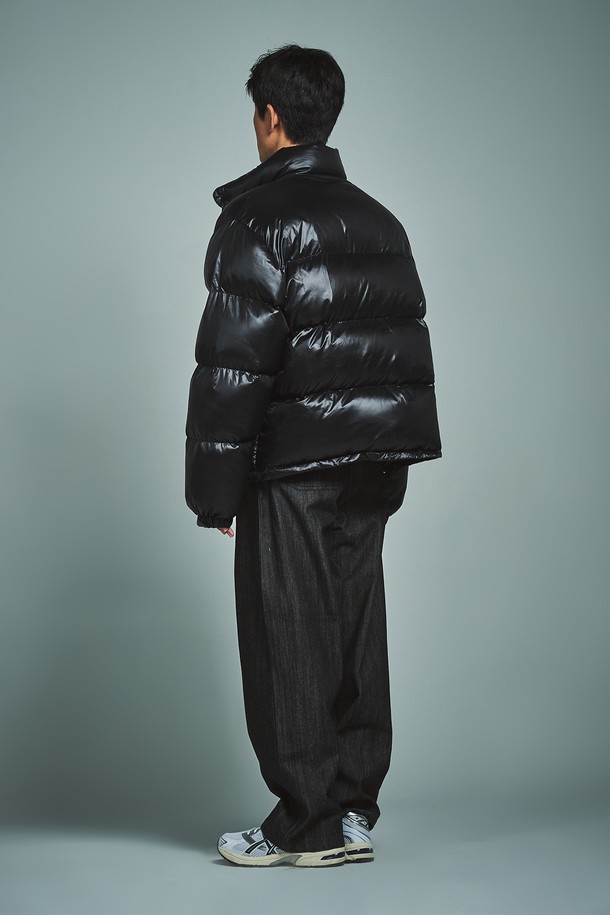 윈드미어 투웨이 푸퍼 패딩 재킷은 겨울철 일상에서 캐주얼하고 스포티한 스타일을 연출하기에 좋은 아이템입니다. 오버핏 디자인과 두꺼운 두께감으로 뛰어난 보온성을 제공하며, 부드러운 촉감의 나일론 소재를 사용하여 편안한 착용감을 선사합니다. 무지 디자인의 블랙 컬러로 어떤 스타일에도 쉽게 매치할 수 있으며, 긴 소매와 투웨이 지퍼 디테일이 실용성을 더합니다. 방풍 기능까지 갖춰 추운 날씨에도 든든하게 몸을 보호해 줍니다.
