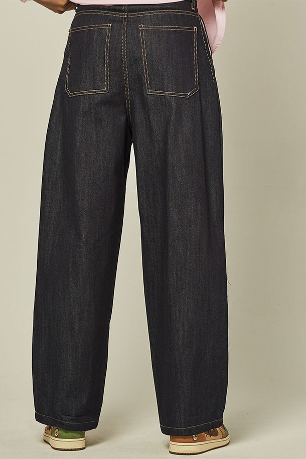 네이비, 진청 컬러의 탭로우 원턱 데님 와이드 팬츠입니다. 봄, 가을에 어울리는 긴 기장의 데님 팬츠로, 캐주얼 및 베이직 스타일을 연출하기 좋습니다. 뻣뻣한 촉감의 데님 소재로 제작되었으며, 넉넉한 루즈핏으로 편안한 착용감을 선사합니다. 허리 부분에 원턱 디테일이 있어, 클래식하고 미니멀한 무드를 더합니다. 일상복으로 활용하기 좋은 데님 팬츠입니다.
